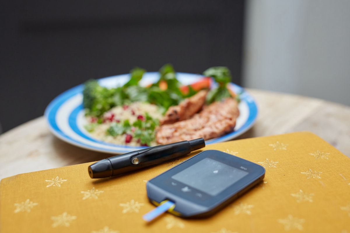 Älter Mensch mit gesundem Essen